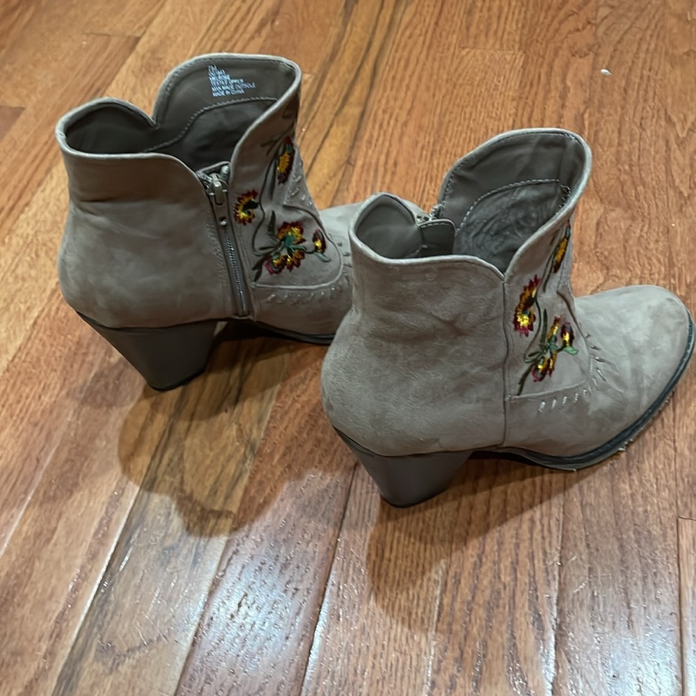 Mia size 7 sort boot taupe color with embroidered flower design 3” heel - Picture 5 of 10